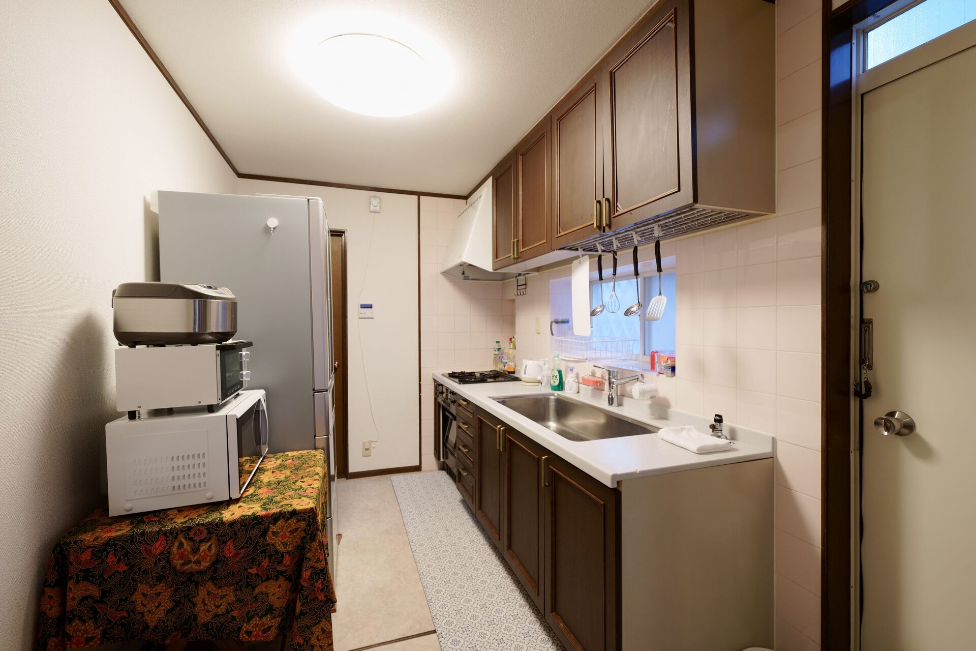 Full kitchen with appliances